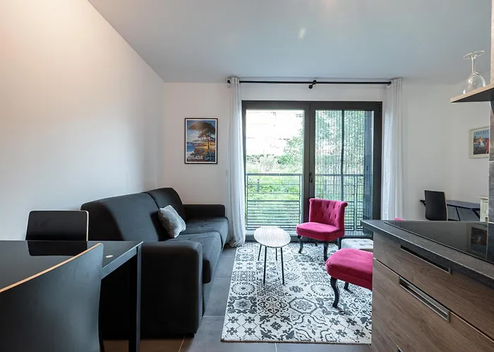 New Listing - 1 Bed Apt,Air-Con,Beach Access,Sea